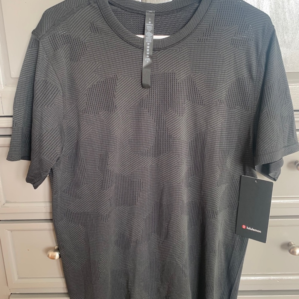 Men’s Lulu lemon workout shirt